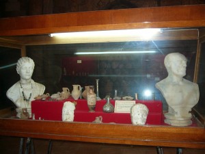 صورة لللقى اثرية في احد المتاحف السورية التي تعبر عن الأساطير في الحضارات السورية القديمة