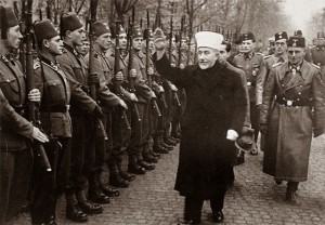 المفتي الحاج أمين الحسيني وهو يحي عدد من الجنود الألمان أثناء زيارته لألمانيا