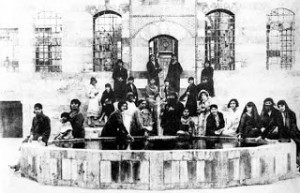 النساء-تحضرن-مؤتمر-نسوي-في-أوائل-الأربعينات،-في-زيارة-لفصر-العظم-دمشق-