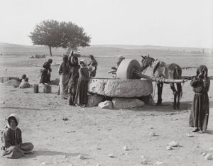 صورة لنساء من الرقة أثناء طحن البرغل