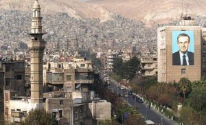 صورة عملاقة لحافظ الأسد على أحد جدران مدينة دمشق